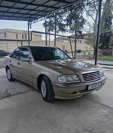s yan guzguler: Mercedes-Benz C-Sinif sedan - Korpus: 4 qapılı sedan, qızılı/metallik — 2