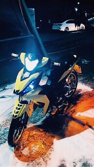 Moped/Motosiklet – sport üslublu, parlaq sarı-qara dizayn