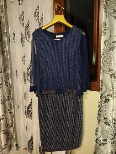 Tünd göy rəngdə, parlaq ipliklərlə zolaqlı dizaynlı qadın paltarı