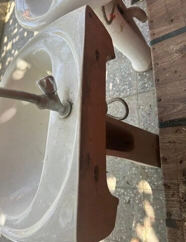 Унитазы: Ayaqüstü pedestal lavabolar – 2 ədəd Xüsusiyyətlər: - Material — 4