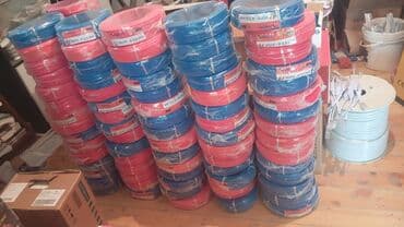 Burada çoxlu sayda müxtəlif rəngli elektrik kabelləri var. Bu kabellər