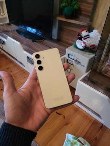 tikanlı tel: Samsung Galaxy S24, 128 GB, rəng - Bej, Simsiz şarj — 1