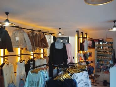 isci geyimi: Magazada butun mallar satılır vitrinler daxil mağaza bağlanır deye — 2