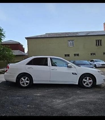 byd masin: BYD F6 sedan - Kuzov: 4 qapılı sedan, ağ rəng, aerodinamik xətlər — 3