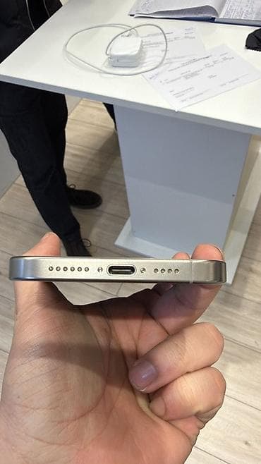iphone 5c: IPhone 15 Pro Max, 256 GB, Gümüşü, Simsiz şarj — 4