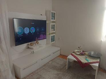 divar refleri: Ağ rəngdə qonaq otağı üçün mebel dəsti Tərkibi: - TV stendi: aşağı — 2