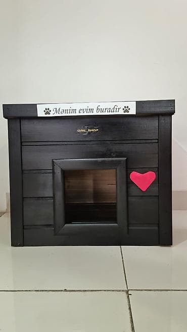 Küçə və həyət pişikləri üçün xüsusi hazırlanmış taxta yuvalar