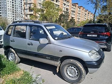 Chevrolet Niva 4x4 SUV - Gövdə: 5 qapılı, kuzovda plastik qoruyucu
