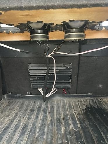 kia az: Ağ rəngli sedan avtomobil - Kuzov: 4 qapılı sedan, arxa hissədə — 4