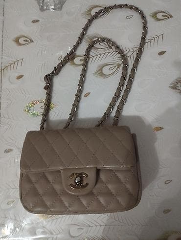 bts çanta: Zəncirli çiyin çantası – bej rəng, kapitone tikişli dizayn. - Korpus — 1