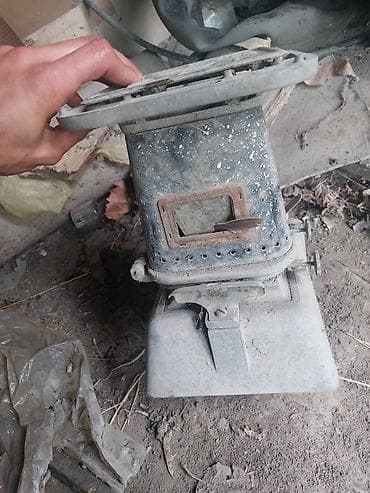 Kerosin/benzinlə işləyən portativ soba (köhnə tip kamp/kənd sobası) -