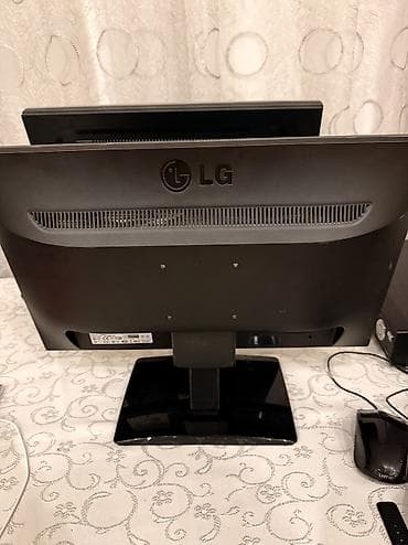komputer manitor: 2011-ci ilin LG Flatron E1941S-BN modelidir. 18.5 düymlük, LED arxa — 2