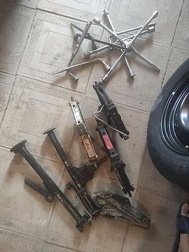 Avtomobil üçün domkrat və təkər açarları dəsti lalafo.az -da Avtomobil üçün domkrat və təkər açarları dəsti