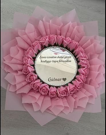 lent gul: Güzəl hədiyyə kompozisiyası – dekorativ güllü güzgü buketi - Mərkəzdə — 1