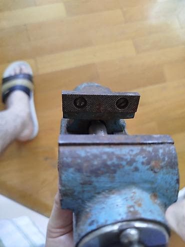 Alətlər: Sovet istehsalı metal işləri üçün stolüstü vitse (model işarəsi — 3