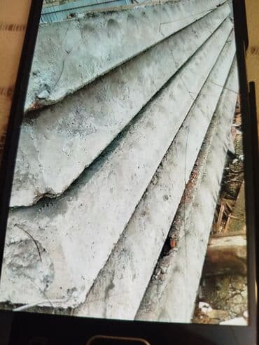 plitələr: Tikinti və ya təmir işləri üçün istifadə olunan beton plitələr. Bu — 4