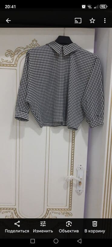 Ağ və qara dama-dama naxışlı, geniş qollu və yığılmış qoltuqlu qadın