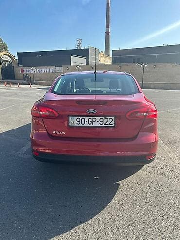şuşa ramana: Ford Focus sedan, qırmızı rəng. - Kuzov: 4 qapılı sedan, aerodinamik — 9