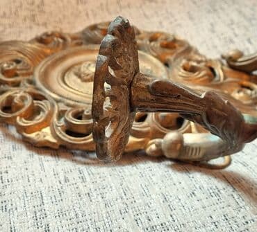 guzgu samdan: Qədimi divardan asılan şamdan. LATUN.
Hündürlük 32 sm.ağırdı — 2