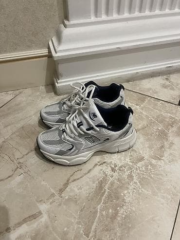 ayaggabı: New Balance idman ayaqqabısı - Rəng: ağ/gümüşü detallarla, tünd — 1