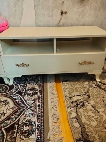 Düz TV altlığı, Polkalı, Laminat