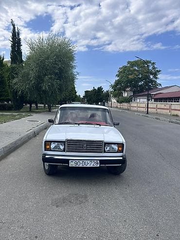 kotan satisi: VAZ 2107, ağ rəng, salon yenilənmiş. Xüsusiyyətlər: - Korpus: sedan — 5