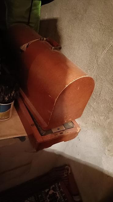 antik eşya: Klassik mexaniki tikiş maşını – ayaq pedalı ilə işləyən model — 2