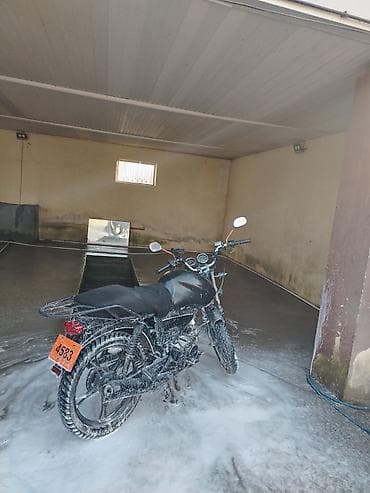 maped: Qara rəngli şəhər/enduro tərzli motosiklet - Rəng: qara, minimalistik — 4