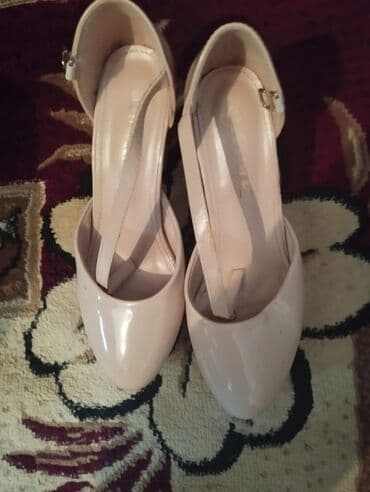 Toy paltarları və aksesuarları: 39razmerdi tezedr 1 defe toya geylib ayagimi sixdi deye satram 40 azn — 2