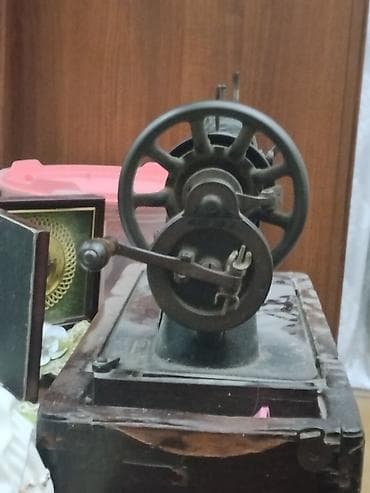 qedim: Antik əl tikiş maşını – mexaniki, fırladıcı çarxla Xüsusiyyətlər: - — 2