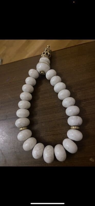 Ağ rəngli daş muncuqlardan ibarət təsbeh(Turmede duzeldilib) -