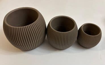 kaktus gulu: Müxtəlif rəngdə dekorativ plastik dibçəklər dəsti - Şaquli relyefli — 2