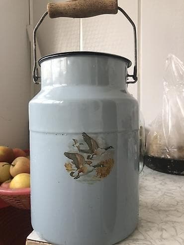 yemək qabı: Emallı süd qabı – metal gövdəli, açıq boz rəngdə, üzərində uçan — 1