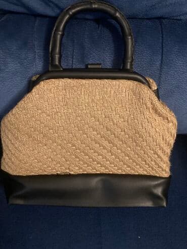 Boçkalar və çəlləklər: Həsirdən toxunma və dəri görünüşlü hissələrlə bəzədilmiş bu qadın əl — 1