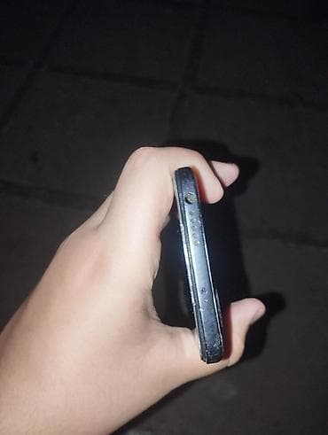 Məhsul: Smartfon (metal çərçivəli korpus) Təsvir: - Kənarları düz