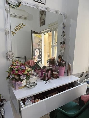 Vizaj/salon üçün güzgülü makiyaj masası - Ölçü: təxmini 1,2–1,4 m en