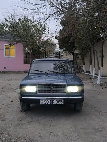 traktor yer qazan: VAZ 2107, mavi rəngli sedan Xüsusiyyətlər: - Kuzov: sedan, klassik — 4