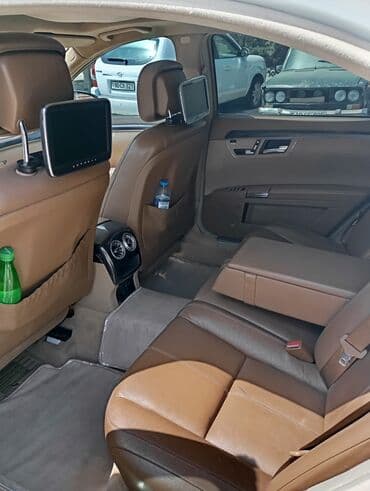 turbo az c class: Ağ rəngdə olan Mercedes-Maybach sedanı. Avtomobil rahat və dəbdəbəli — 9