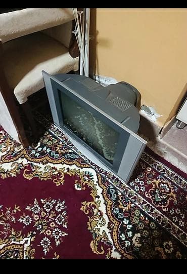 Kineskop tipli TV (CRT) – klassik gümüşü gövdə, ön hissədə iri stereo