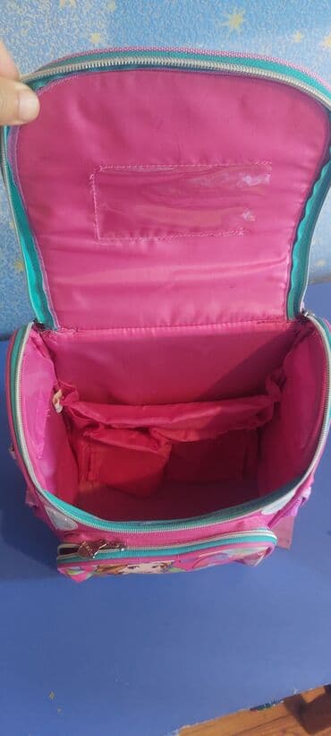 Uşaq geyimi və ayaqqabıları: Mektəb çantası cəmi bir il işlənib.hec bir yerdə cırığı — 2