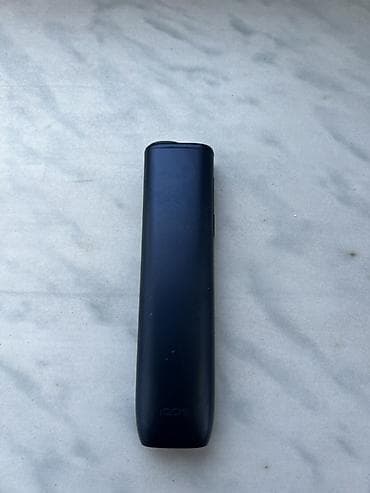 IQOS cihazı – tünd göy rəngdə, kompak tək gövdəli model — 2