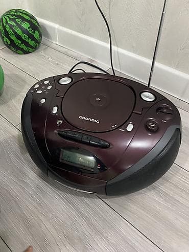 micro qulaq: GRUNDIG portativ musiqi mərkəzi Xüsusiyyətlər: - CD pleyer: üst — 1