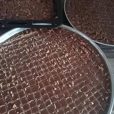 Evde süd ilə hazırlanan qənd.Konfet dadlı.Terkibine ceviz vurulur