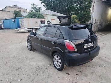 kia cerato 2010: Kia Rio hatchback – qara rəng, 5 qapı. Xüsusiyyətlər: - Kuzov — 4