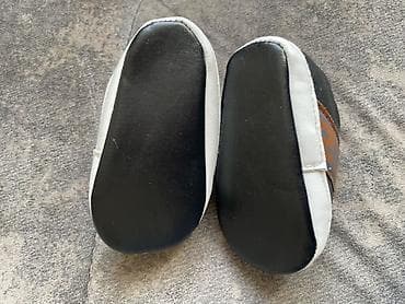 Игрушки: Uşaq üçün yumşaq altlıqlı ayaqqabı - Rəng: qara üst, ağ kənarlar — 3