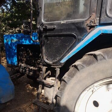 maşın cadır: Belarus 80.1 traktor - Korpus: Klassik mavi/qara MTZ kabinəli, geniş — 2