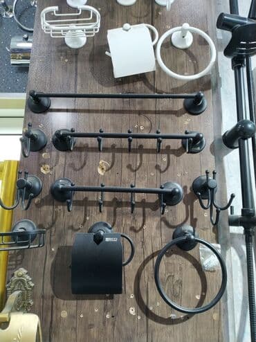 Hamam aksesuarları seti – mat qara və ağ rəngdə divara bərkidilən