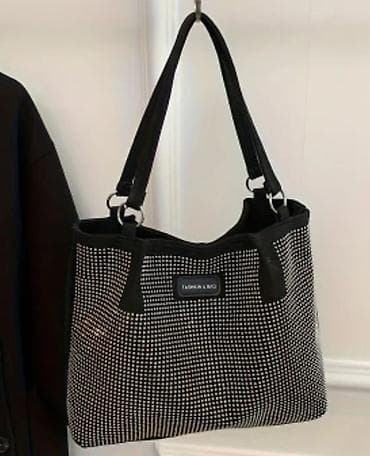 Qara rəngli çiyin çantası – parlaq daşlarla bəzədilmiş şıq model -