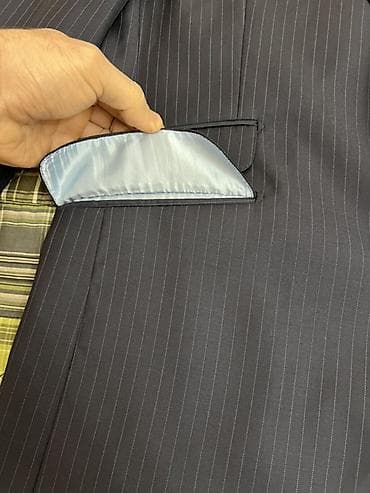 is formasi: Tünd göy rəngdə, incə zolaqlı kişi pencəyi. Xüsusiyyətlər: - Klassik — 4