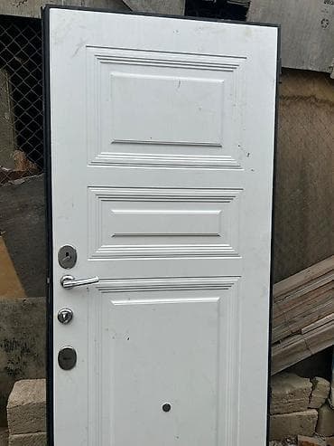 mənzil giriş qapıları: Ağ rəngli giriş qapısı - Material: polad karkaslı, ağ dekor — 1